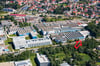 Der Uhlmann-Stammsitz in Laupheim aus der Vogelperspektive. Dort, wo der rote Pfeil hinzeigt, entsteht entlang der Uhlmannstraße ein 75 Meter langes Bürogebäude mit bis zu 400 Arbeitsplätzen. Im September soll Baubeginn sein.