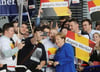 Selfie mit der Kanzlerin: Angela Merkel (CDU) mit jungen Anhängern bei der Ankunft in den Fernsehstudios in Adlershof in Berlin.