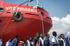 Flüchtlinge verlassen in Salerno ein Rettungsschiff der Organisation „Ärzte ohne Grenzen“.