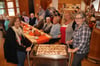 Angelika Ritsche (von links), Uschi Kraus und Elisabeth Menner gehören zu dem Team, das die Gäste beim Seniorennachmittag bewirtet.