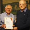 SAV-Obmann Peter Glatz (links) ernennt Wieland Faude zum Ehrenmitglied.