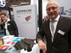 Aus alt macht neu: Zeppelin-Systems-Geschäftsführer Rochus Hofmann neben Reifenteilen, die in einer Zeppelin-Recyclinganlage in Einzelteile zerlegt und zum Teil für die Neuproduktion eingesetzt werden.
