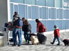 Freiwillige Ausreise: Abgelehnte Asylbewerber betreten den Terminal des Kassel-Airports. Foto: Uwe Zucchi