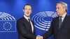 EU-Parlamentspräsident Antonio Tajani (r) begrüßt Facebook-Chef Mark Zuckerberg im Europaparlament in Brüssel. Foto: Geert Vanden Wijngaert/AP