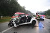 Rettungskräfte der Feuerwehr sind an der Unfallstelle auf der A81 zwischen Ahorn und Boxberg bei einem Unfallwagen.