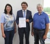 
IKK-Regionalgeschäftsführer Hubert Fischinger überreicht Angelika und Wilhelm Mahler das Zertifikat „Gesunder Betrieb“
