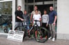 Otto Bacher (l.) unterstützt die Sonnenlugerschule auch in diesem Jahr, indem er Mountainbikes zur Verfügung stellt. Schulleiter Joachim Wolf (r.) und Lehrer Björn Breimaier freuen sich über die Kooperation.