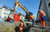 
Schaffe, schaffe, Straßen bauen: Arbeiter an einer Baustelle in Friedrichshafen.
