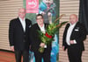 Irndorfs Bürgermeister Jürgen Frank (links) und der Bezirksvorsitzende Marcus Kiekbusch (rechts) beglückwünschen Monika Alt zur Wiederwahl als Bezirksjugendleiterin.