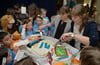 Groß war der Andrang, als Mitglieder des Elternbeirats die große Geburtstagstorte anschnitten.