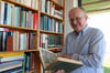 
Wilhelm Hohmann betreibt in Schemmerhofen ein Antiquariat. Dort verkauft er antiquarische Bücher, die in irgendeiner Form das Thema Wirtschaft umfassen. 
