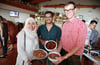 Kulinarische Vielfalt: Die ZF-Studenten Betharie Cendera Arrahmani (Indonesien), Athul Mohan (Indien) und Sebastian Glas (Deutschland) präsentieren Gerichte aus ihrer Heimat.
