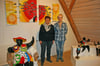 Die Künstlerinnen Bärbel Stöhr-Polaczek (links) und Inge Koslowski (rechts) zeigen ihre Kunstwerke.