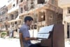 
Ahmad wurde durch sein Klavierspiel inmitten der Trümmer von Jarmuk, einem Stadtteil von Damaskus, international bekannt.
