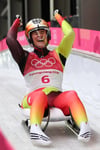 
Natalie Geisenberger jubelt über ihre Goldmedaille im Ziel. 

