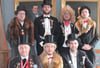 Gruppenbild mit Bürgermeister: Die Moritatensänger verstauen ihre Kleider – samst goldenem Ehrungsfrack der Stadt Mengen – nach der Fasnet wieder im Kleiderschrank.