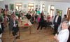 
Michael Konrad (rechts) begrüßte bei der Eröffnung des Café „Räblus“ viele Gäste – darunter auch Wangens OB Michael Lang (3.v. r.).

