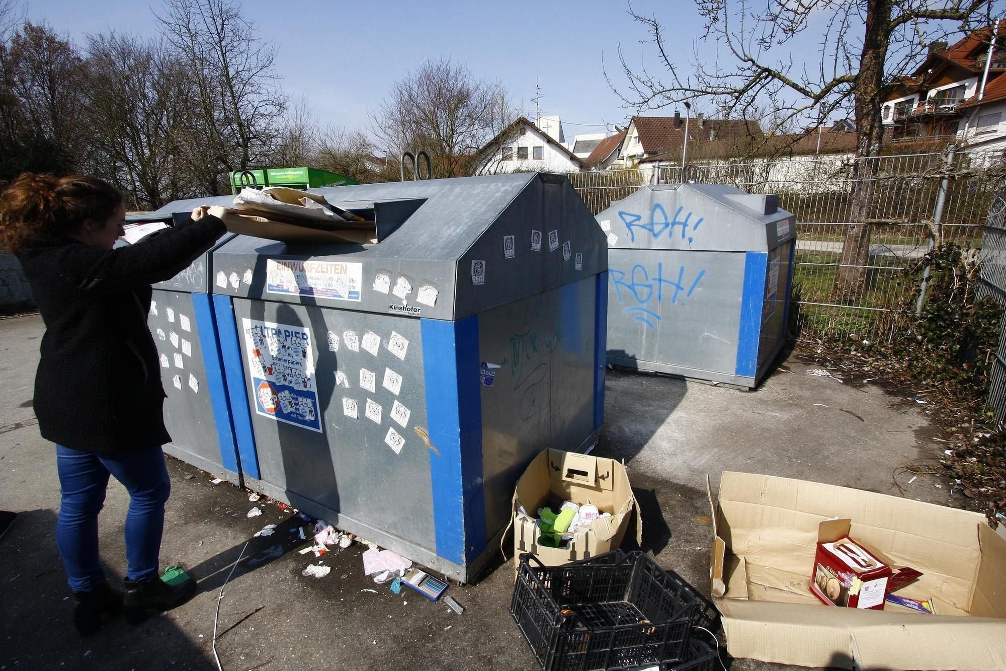 Altpapiercontainer In Der Nähe Jetzt Geöffnet Abzug der Altpapiercontainer