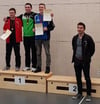 
Der Schützenkreis Saulgau dominiert die Juniorenkonkurrenz (v.l.): Nico Vöhringer (Willmandingen, 3. Platz), Sieger Jonas Hornig (SGi Ennetach) und Markus Schwarz (Altheim/Waldhausen, 2. Platz) mit Kevin Behr, Landesjugendleiter.
