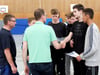 
Turnierleiter Werner Feiri (links) und VLW-Vizepräsident Ralf Hoppe (Mitte) überreichen den Häfler U16-Jungs die Turnier-T-Shirts. Die Enttäuschung über den fünften Platz ist ihnen anzusehen. 

