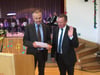 Harald Jochum (links) nahm Immendingens Bürgermeister Markus Hugger den Amtseid ab.