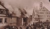 
Großbrand des Anwesens Kirsamer („Strohmbeck“) in der Weite Straße am 1. Februar 1956. Es hätte genauso gut am 27. Februar 1918 entstehen können, als das gleiche Gebäude unter gleichen Umständen ein Raub der Flammen wurde.
