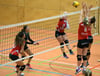 Die Volleyballerinnen des SV Horgenzell, hier Carina Steidele beim Angriff und Melanie Egger sowie Cora Hodrus bei der Angriffssicherung, haben in der Oberliga erneut verloren.