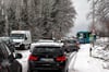 Kurzfristig starker Schneefall macht die Kemptener Straße am Schönbühl zu einer eisglatten Piste. 