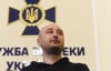 
Von wegen ermordet: Arkadi Babtschenko tritt bei einer Pressekonferenz des ukrainischen Geheimdienstes SBU in Erscheinung.
