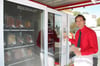 Michael Koch am neuen Automaten für Wurst- und Fleischwaren, den er vor seiner Metzgerei in Biberach aufgestellt hat.