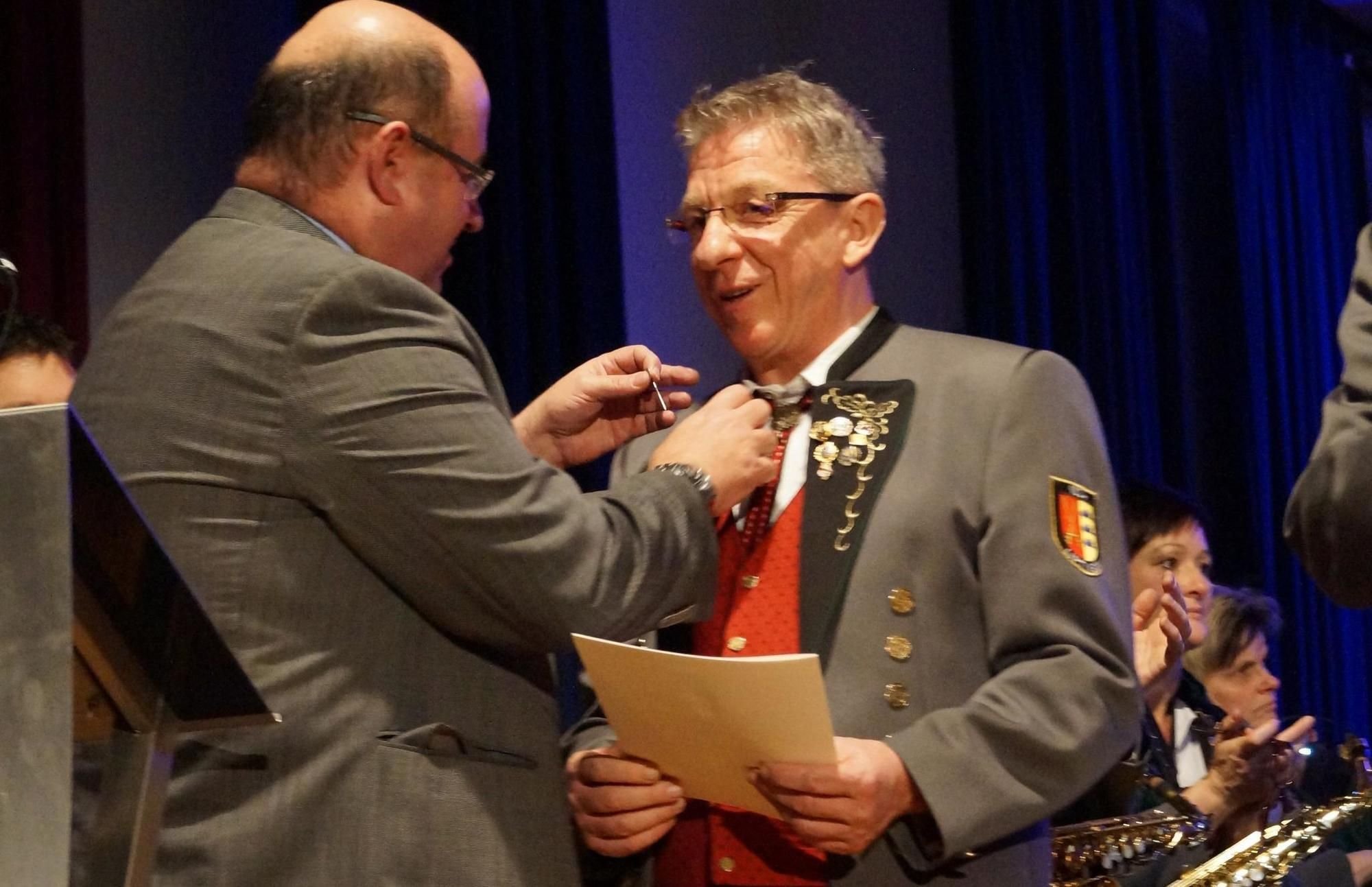 Wolfgang Mader erhält Landesehrennadel