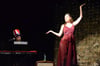 
Rafael Wagner am Piano (links) und Schauspielerin Selina Ströbele (rechts) in der Premiere von “Heute Abend: Lola Blau” in der Hägeschmiede.
