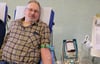 
Bernhard Meindl auf der Liege in Laichingen. Er hat am Montag das 60. Mal Blut gespendet.
