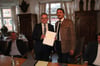 
Minister Guido Wolf überreicht Bürgermeister Rainer Magenreuter den Förderbescheid.

