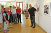
Stefan Dichmann erläutert den Besuchern die Idee seiner Aufnahmen. Das Foto mit dem Titel „Auf Augenhöhe“ entstand beim therapeutischen Reiten.
