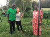 Carina Diener aus Emmingen-Liptingen mit den beiden Tansaniern, Lengai und Mama Lukumay, die sie aufgenommen haben.