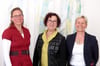 
Psychologin Sabine Götz (links) hat sich mit der Leiterin der Psychosozialen Krebsberatungsstelle Sigmaringen, Annette Hegestweiler, Psychoonkologin und Sozialpädagogin, über den Besuch von Gerlinde Kretschmann (Mitte) gefreut. 
