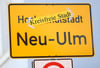 „Kreisfreie Stadt Neu-Ulm“: So könnte das künftige Ortsschild für Neu-Ulm bald aussehen.