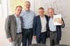 Gérard Brémond erhält von OB Henle den Bildband „Leben in Leutkirch“ im Beisein von CP Deutschland Chef Frank Daemen und Bauleiter Dim Hemeltjen (von rechts).