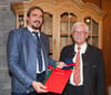 
Bürgermeister Rainer Magenreuter überreichte Helmut Aurenz (r.) zum 80. Geburtstag die Ehrenmedaille der Stadt Isny.
