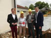 Der CDU-Landtagsabgeordnete Manuel Hagel, Karin Gerdes und Rudi Niederer vom Liederkranz und Bürgermeister Andreas Braun freuen sich auf das neue Probelokal in Öpfingen.