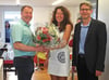 Als einer der ersten Gratulanten hat Bürgermeister Achim Krafft (links) Sabrina und Christoph Bayha einen Blumenstrauß mitgebracht.