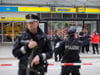 Hamburger Polizisten sperren nach der Messerattacke in einem Supermarkt den Tatort ab. Foto: Markus Scholz
