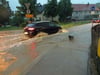 Landrat Klaus Pavel hat eine Bilanz nach der Hochwasserkatastrophe vor einem Jahr gezogen. Auf dem Bild zu sehen: Ein Auto kämpft sich während des Hochwassers durch die Fluten in der Wasseralfinger Binsengasse.