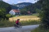 
Der Donauradweg (hier in Fridingen) ist bei Radtouristen aus ganz Europa beliebt. Er führt auch durch Sigmaringendorf, wo eine Ladestation für E-Bikes entstehen soll.
