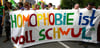Frauen und Männer halten am 12. Juli 2014 beim Christopher Street Day in Freiburg ein Banner mit der Aufschrift „Homophobie ist voll schwul“.