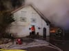 Die Feuerwehr kann das Übergreifen der Flammen auf ein Wohnhaus nicht verhindern. Zwei Garagen brennen völlig aus.