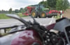 Keine Chance: 2017 stirbt ein junger Motorradfahrer aus Tettnang. Er kann einem Traktor nicht mehr ausweichen.