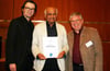 
Marcus Sieber, Präsident des BdFA (links) und Walter Reichhart, Vorsitzender des Landesverbandes Baden-Württemberg (rechts), gratulieren Jardine Gomes zu seinen filmischen Erfolgen in den vergangenen 40 Jahren.
