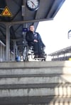 Dennis Pfrieger kann am Sigmaringer Bahnhof nur das Gleis 1 nutzen. Die Treppen hindern ihn daran, zum Gleis 2 zu kommen.